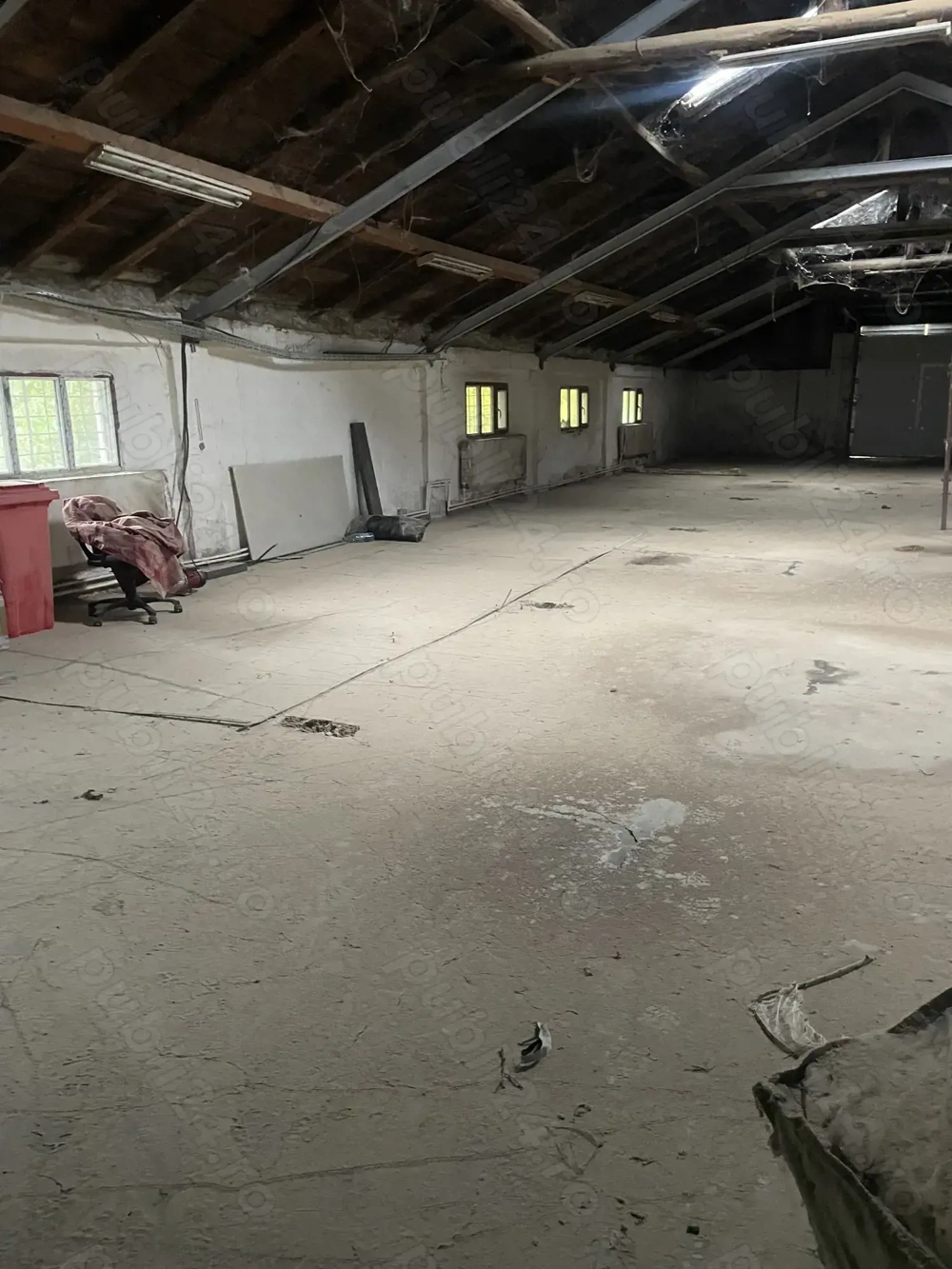 Inchiriez hala 300 mp 