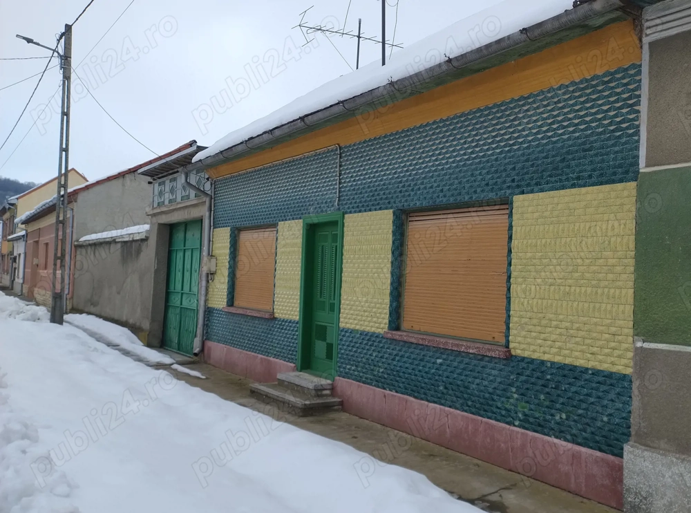 Vând casă în Domașnea cu patru camere. (30 km de Băile Herculane)