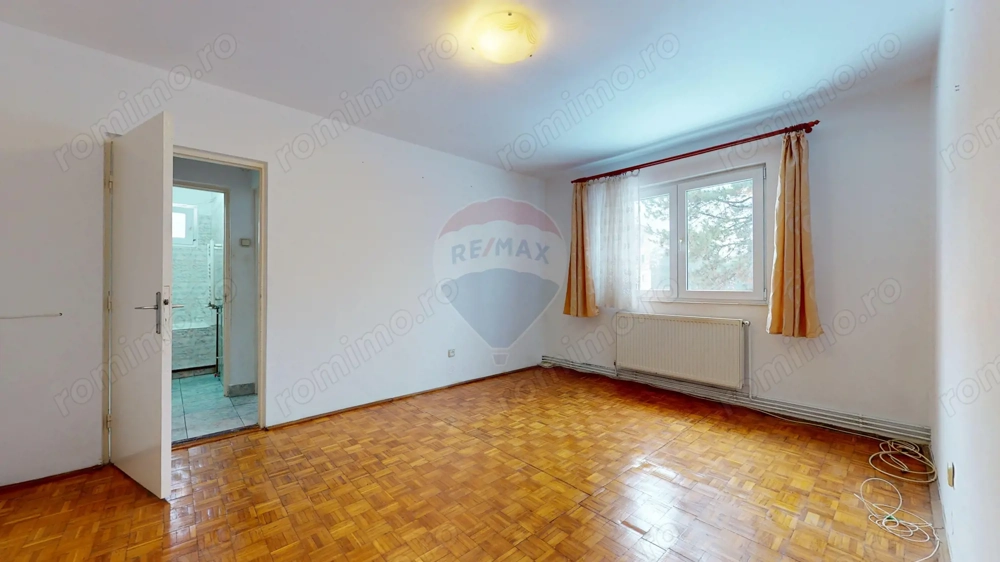 De vânzare: 2 camere, baie cu geam, etaj 2