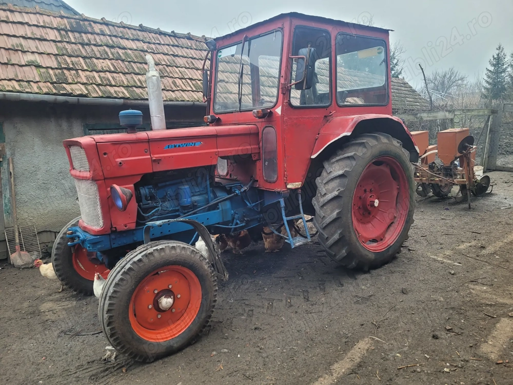 Se vinde tractor şi semănătoare 4 rânduri
