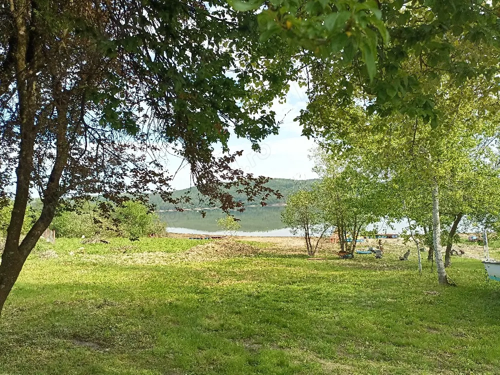 Cabana 4 dormitoare pe malul lacului Surduc de închiriat 