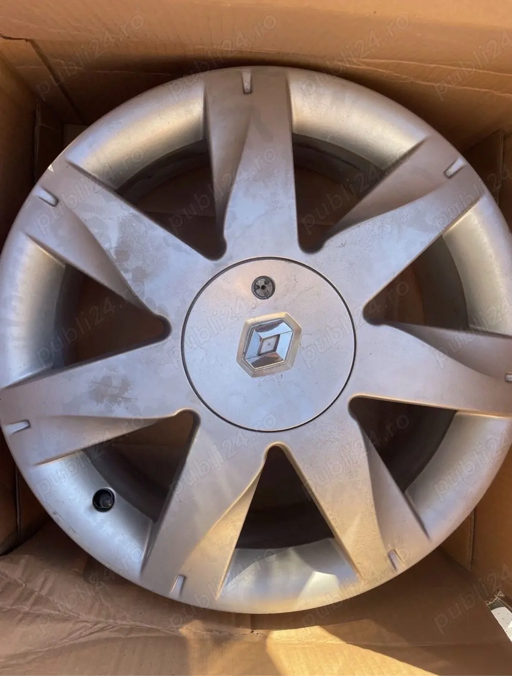 Vând set 4 jante Renault , prețul e negociabil 