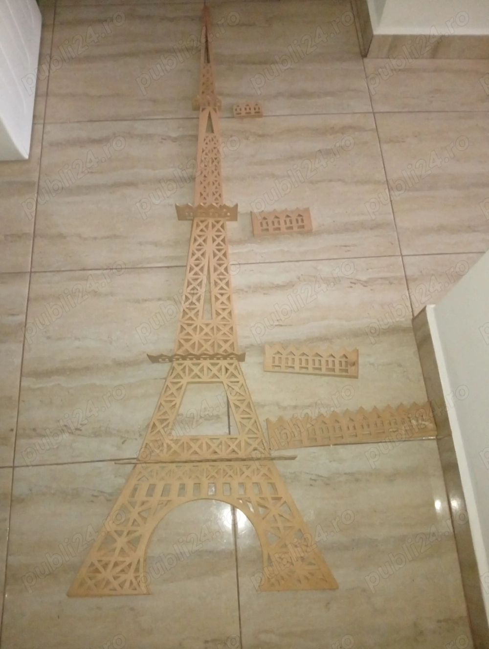 Turnul Eiffel traforat manual