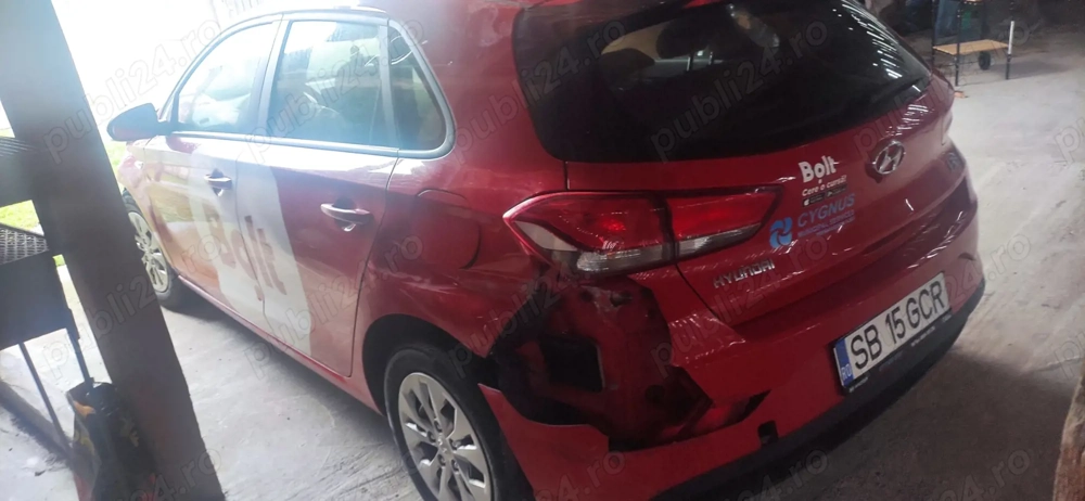 Vînd mașină avariată 