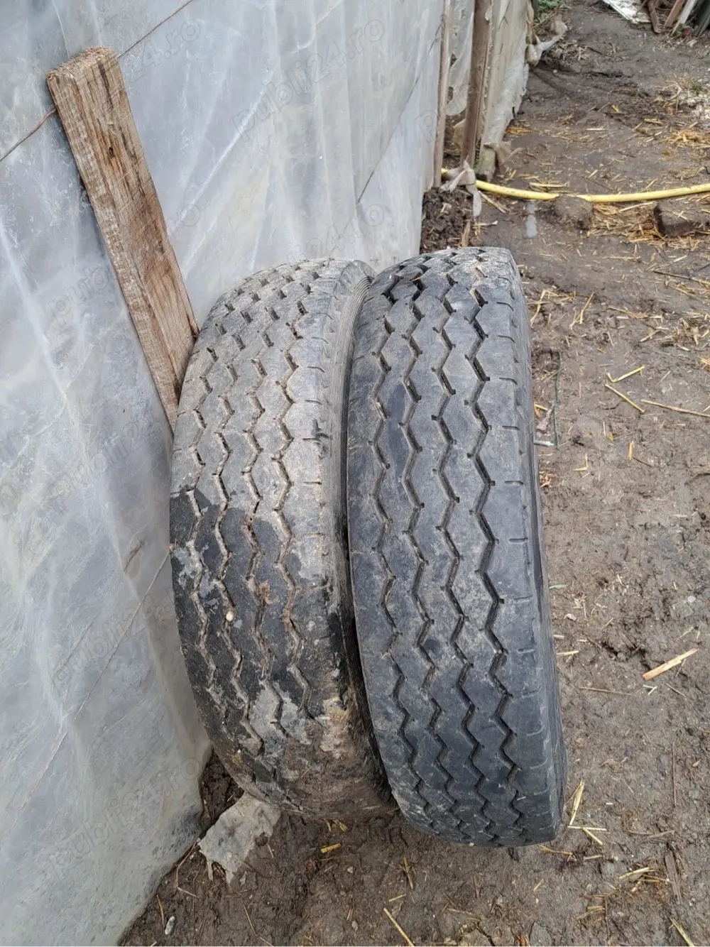 Vând cauciucuri pentru remorcă