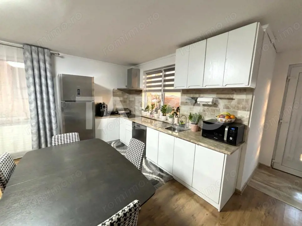 Casa individuala  cu 3 camere de vanzare  500 mp teren Sura Mare