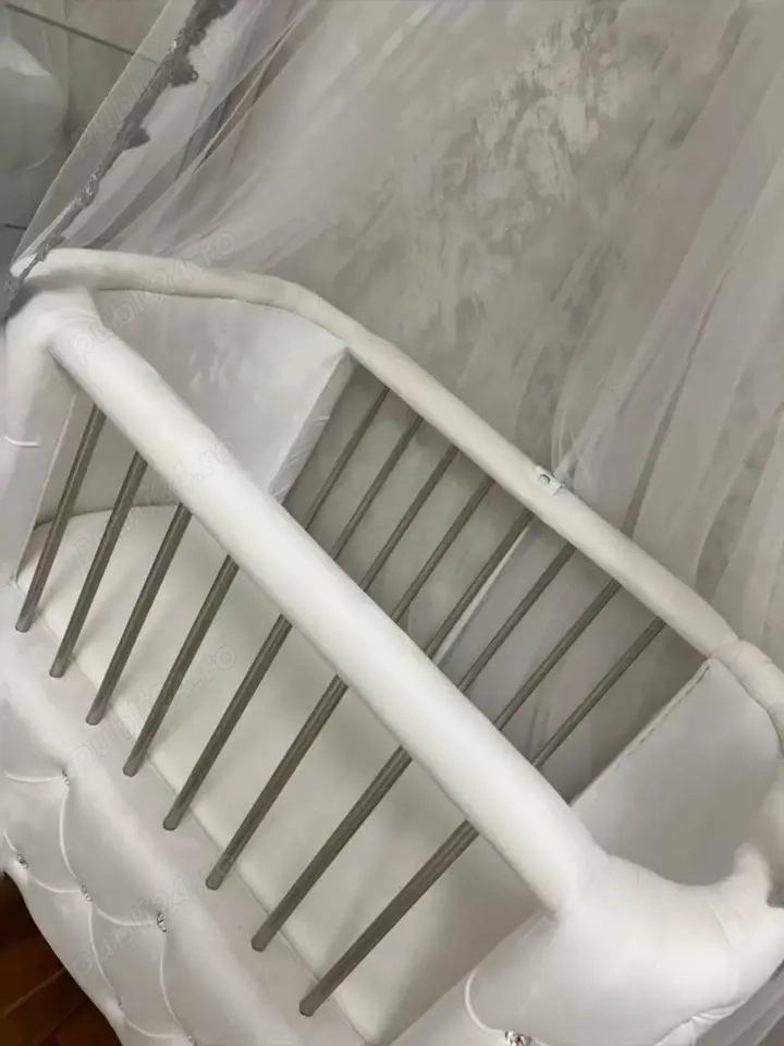 pătuț tapitat din catifea