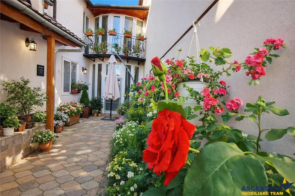 Pe incantare florala, casa cu 5 camere, curte individuala - Central, Brasov