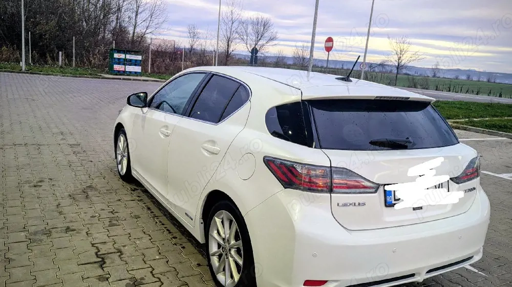 Toyota Auris hybrid Premium sau Lexus CT 200 h