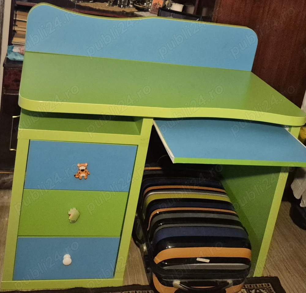 Birou cu 3 sertare si polita tastatura