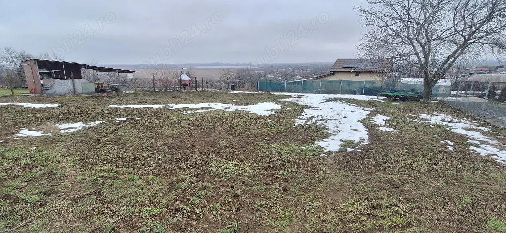 Vând teren in mineri