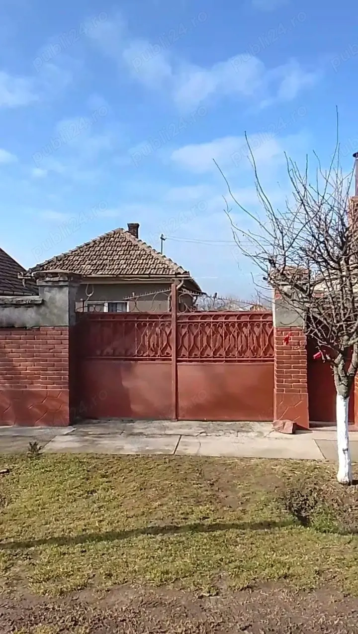 Două case intr-o curte, cu interior renovat in anul 2025, in zona bună, in orasul Chisineu-Criș