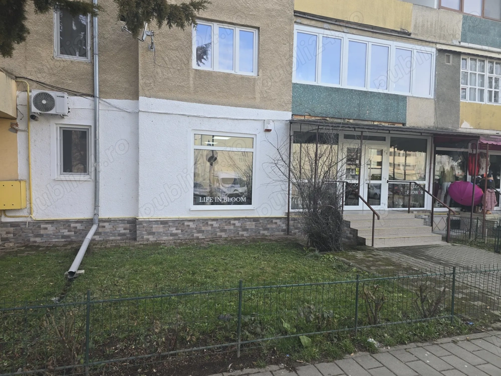 Ofer spre închiriere spatiu comercial 