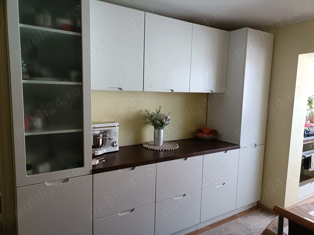 Apartament cu 3 camere , etaj 1+ garaj sub bloc