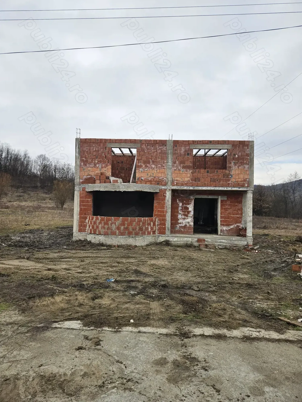 Casa in constructie si teren