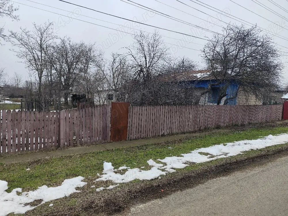 Vând casă bătrânească cu teren 1650 mp, sat Esna,comuna  Movila Miresii