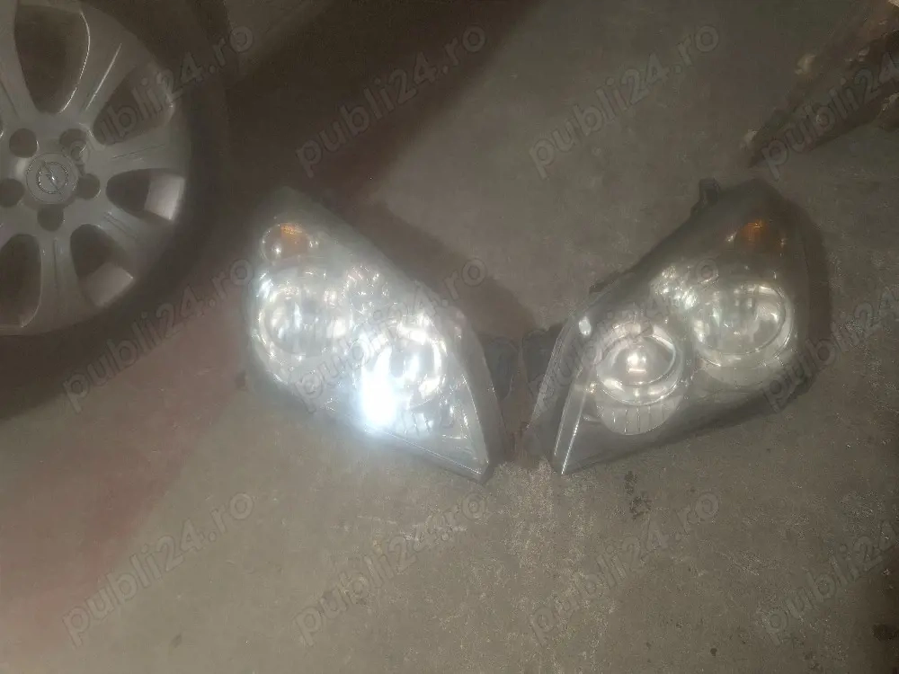 vând far Opel Astra H 