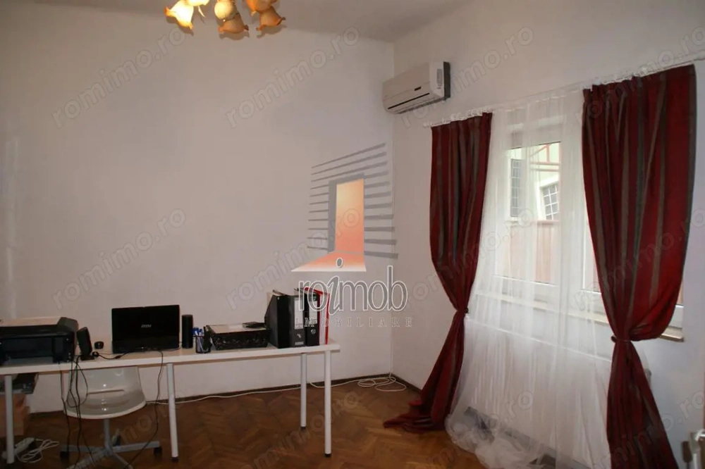 Piata Muncii stradal parter de vila 3 camere 60mp, pretabil birou
