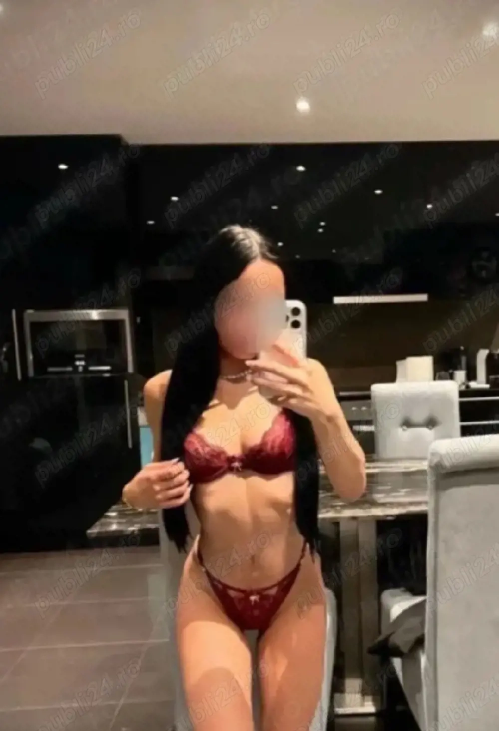 Buna ,ma numesc Raluca  20 ani