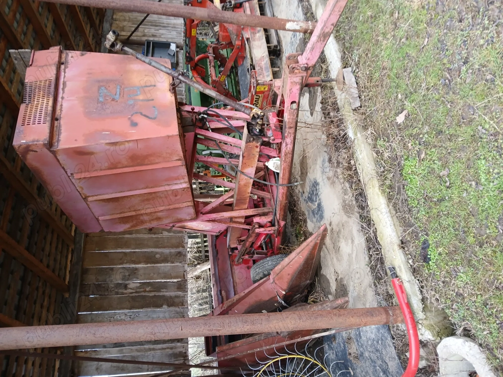 Culegatoare de porumb pe un rand Zmaj 214 și semanatoare de porumb de Piatra Neamt de 6 randuri