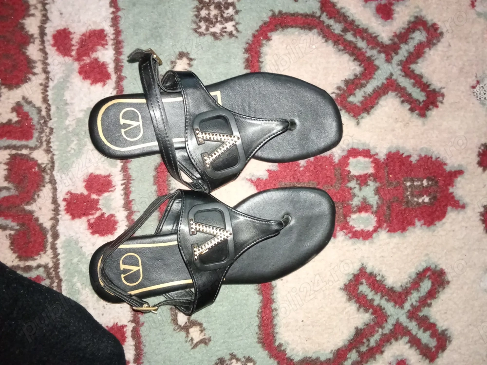 Vând sandale valenttino  femei 