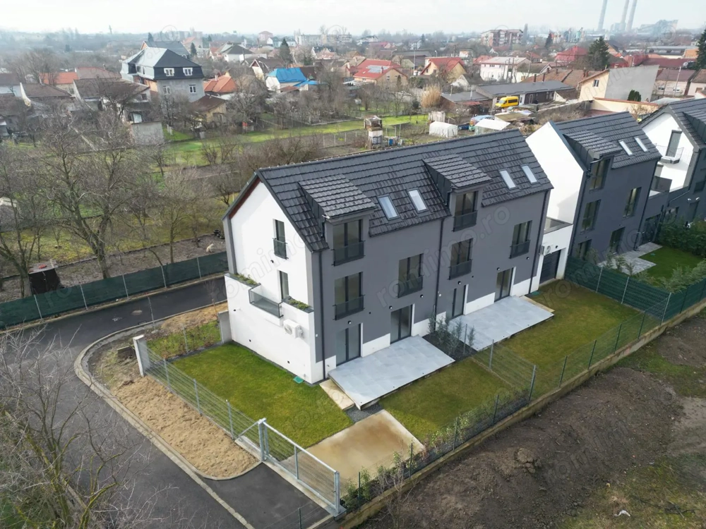 Casă înșiruită lateral P+1+M