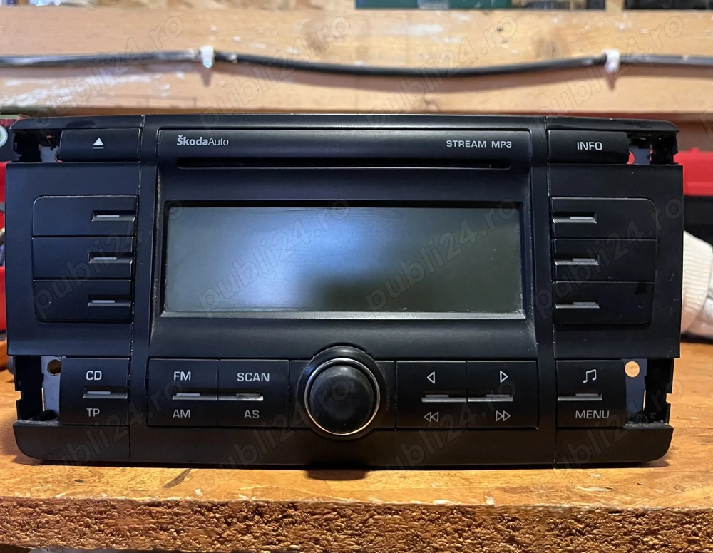 Vând Radio cd mp3 player casetofon cod :1z0035161c + ramă casetofon.