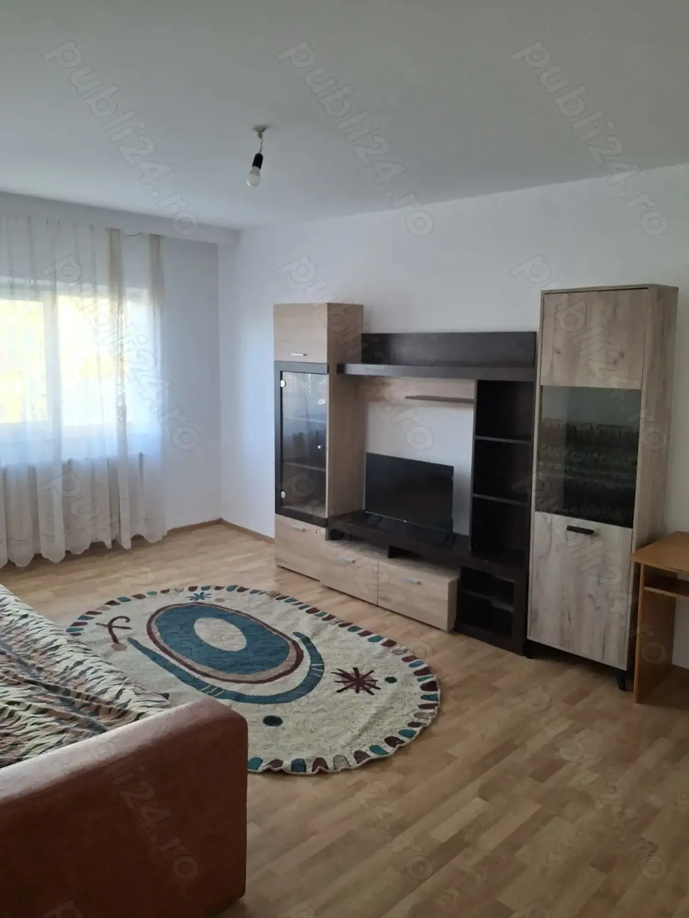 Inchiriez apartament cu 3 camere, decomandat, et 1.pret 1800 lei