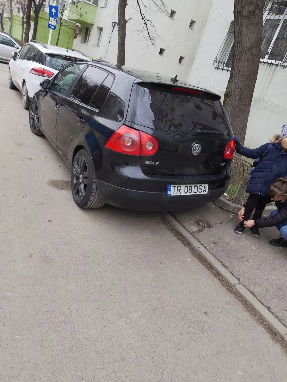 vând golf 5 motor de 1 9 diesel 6 trepte full piele 