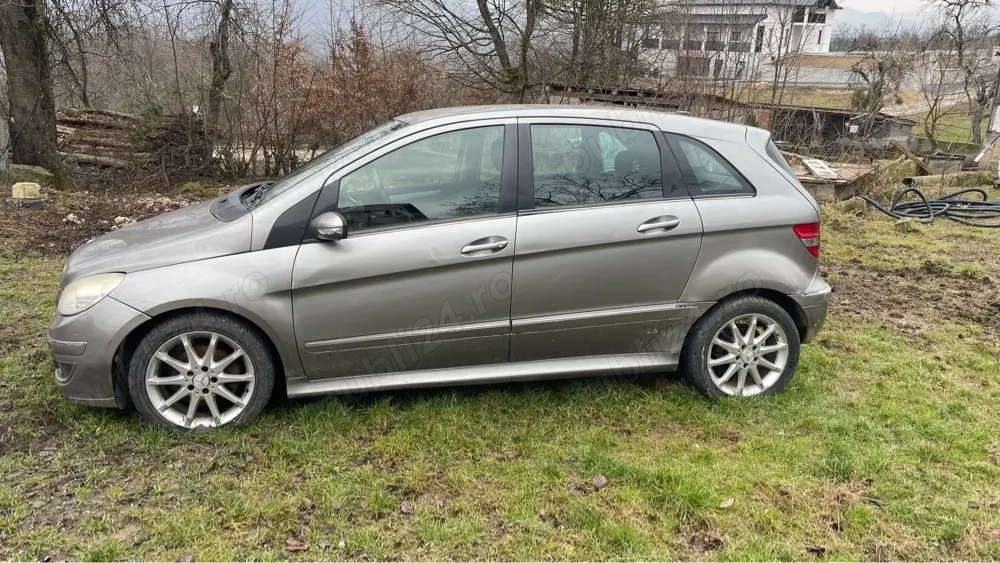 mașina Mercedes b  class
