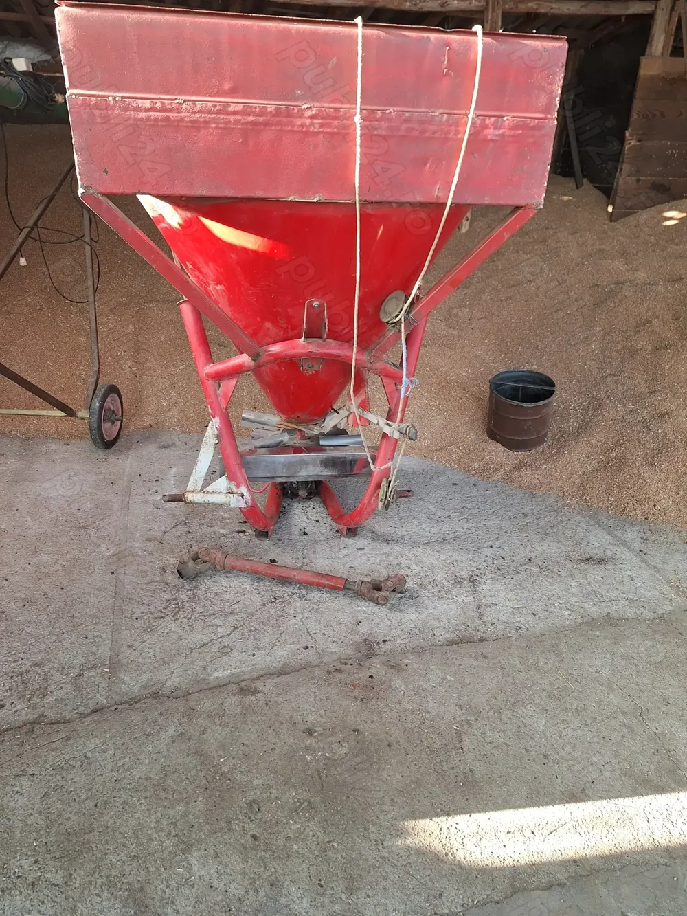 Distribuitor ingrasamite 750kg o singura elicie de inox  an 2011.