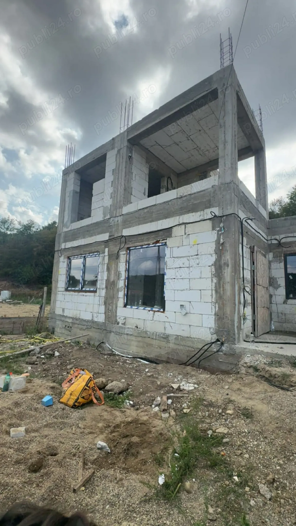 Casă modernă P+1 cu terasă tip rooftop   la intrare în Eselnita