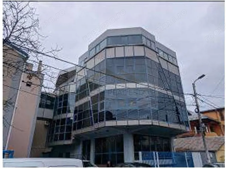 Clădiri de birouri de închiriat Sector 4 – 1.100 mp, vizibilitate stradală