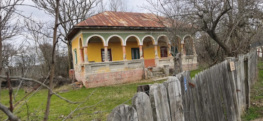 Casă de vânzare pe strada Olteniei în sat  Fauresti, comuna Făurești, județul Vâlcea la 23 km de Bal