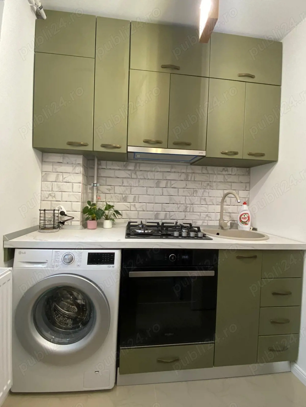 Închiriez apartament cu 2 camere