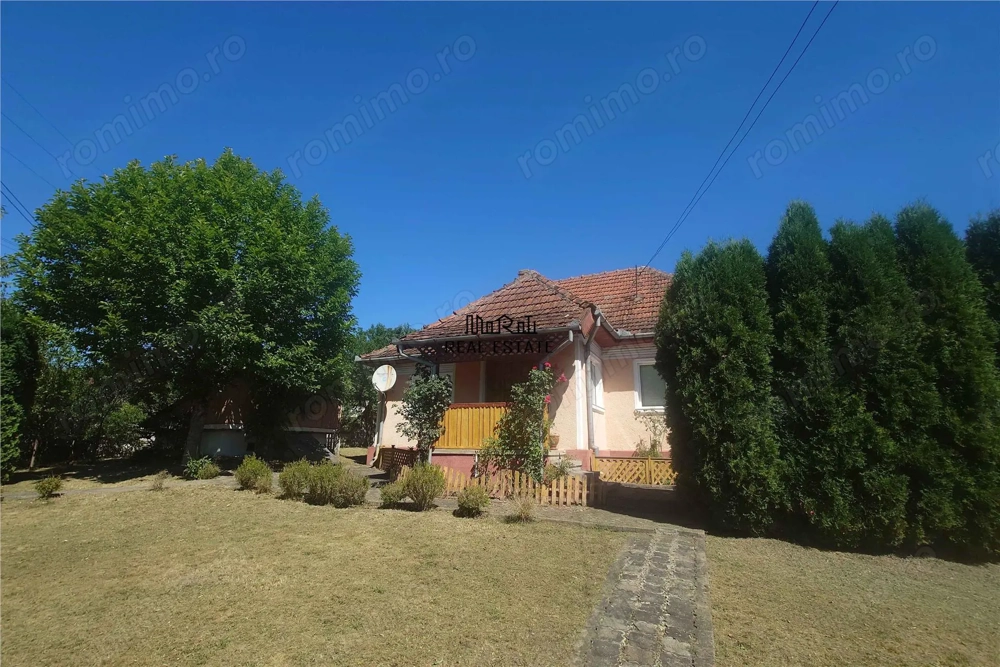 Gospodarie cu teren generos si constructii solide intr-o zona linistita