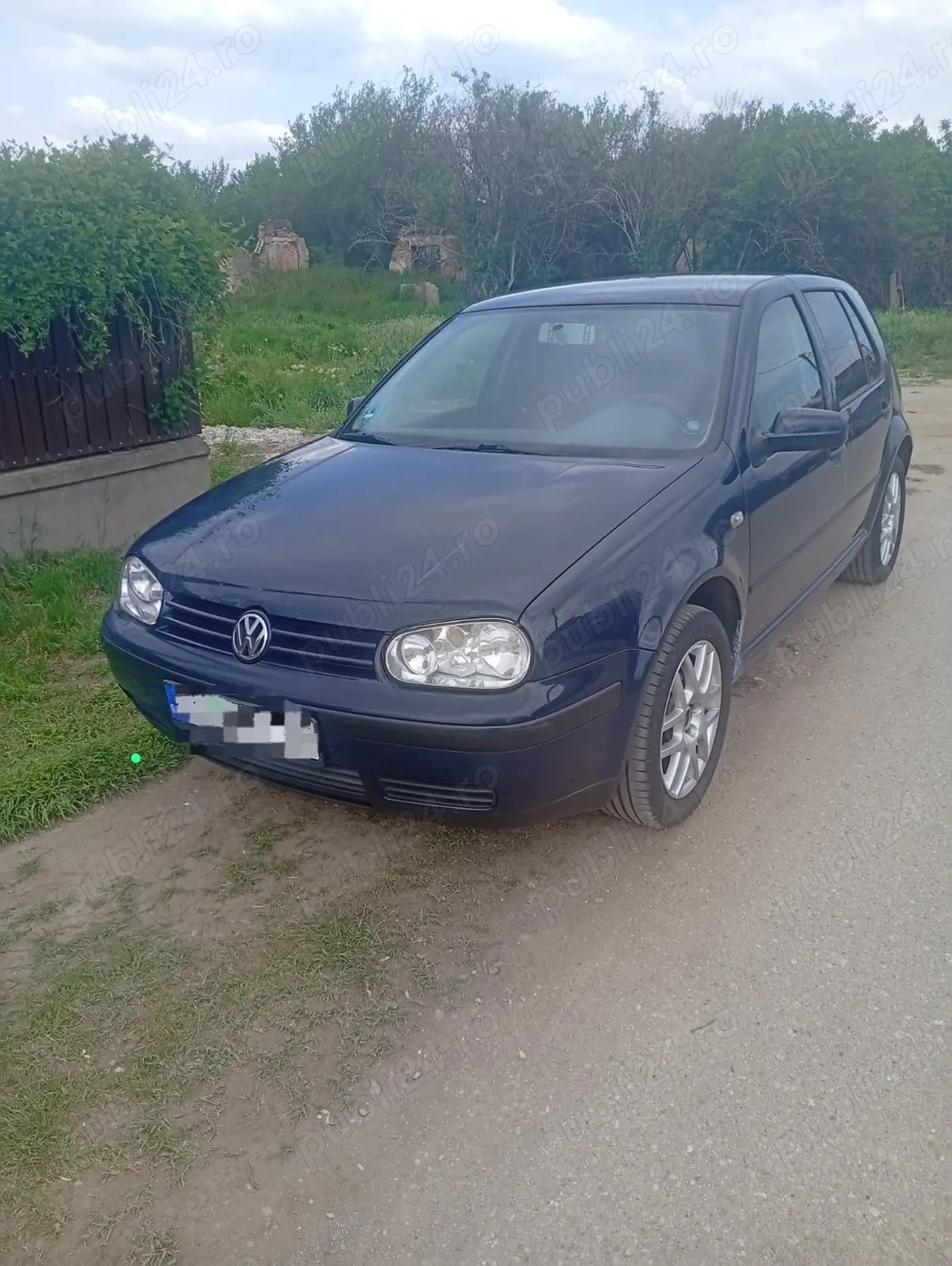 Vând Golf 4 1.4 16 V an2002 cu 2 seturi de roți vara iarna Preț 5500 neg 