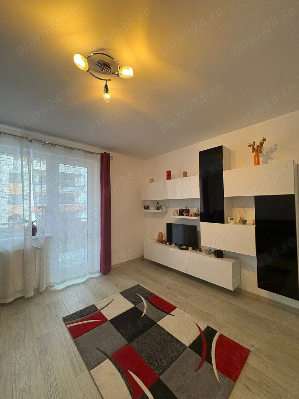 Garsonieră spațioasă zona Coresi - Bloc nou, Parcare, Complet