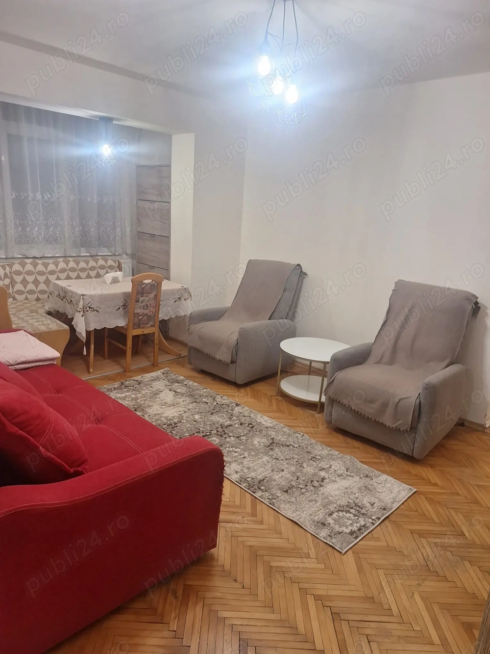 Închiriez apartament cu 3 camere 