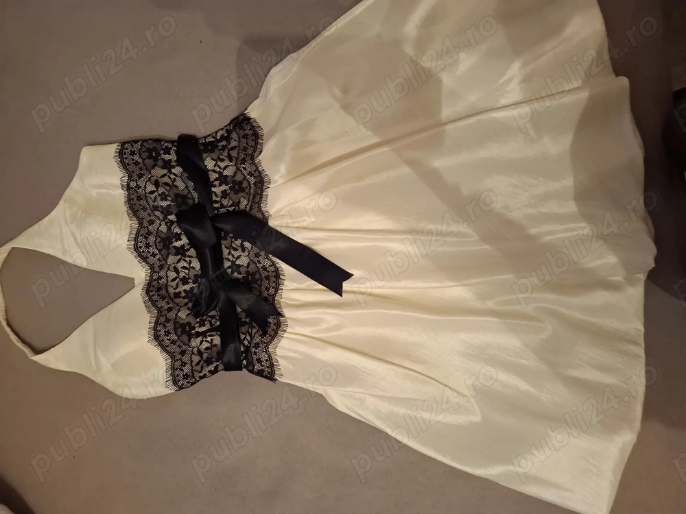 Vand rochie crem pentru ocazie tip gogosar