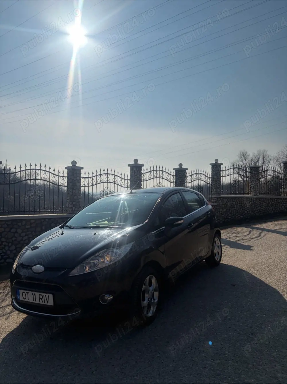 vând ford fiesta 2010