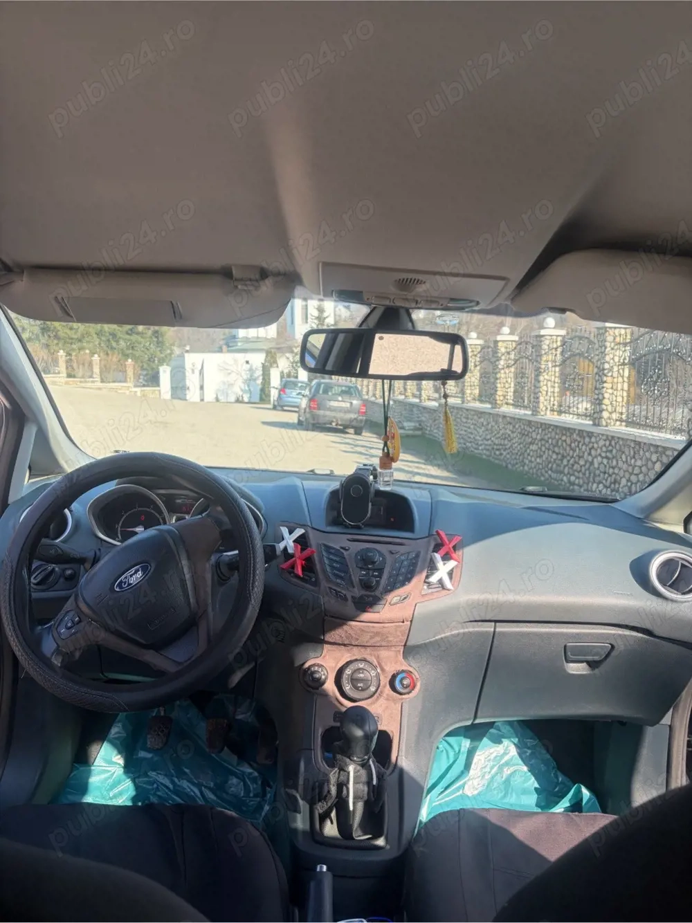 vând ford fiesta 2010