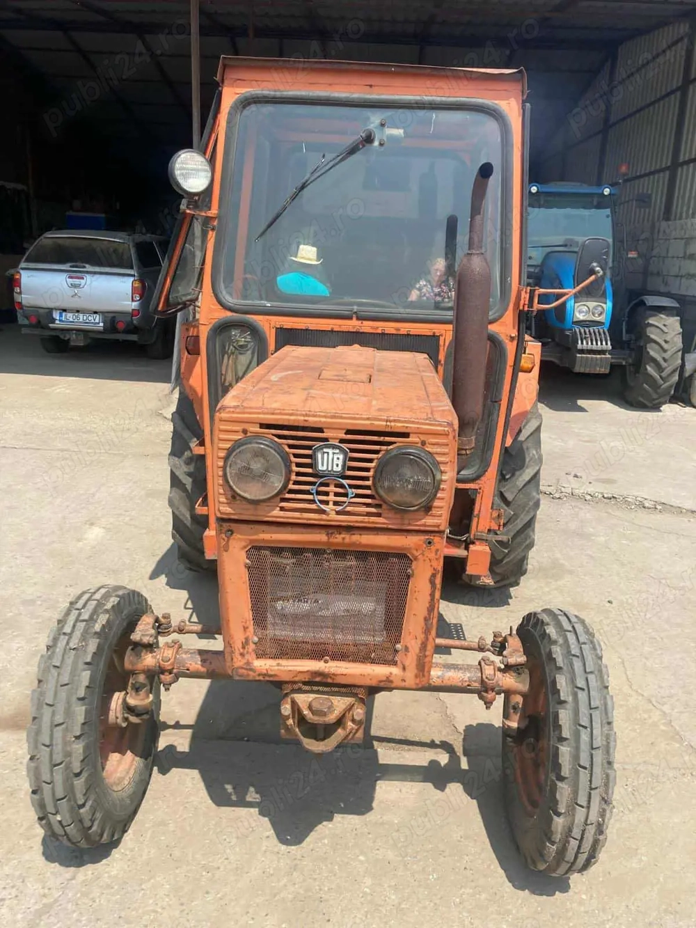 Tractor UTB U445 + atasamente (remorca, plug, prasitoare)