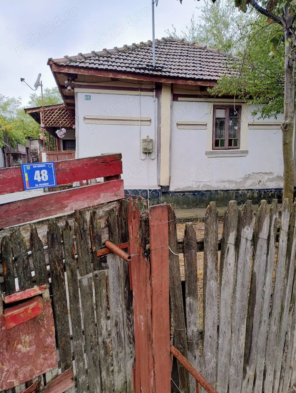 Casă din lemn cu anexe din cărămidă - Lăcușteni Vâlcea