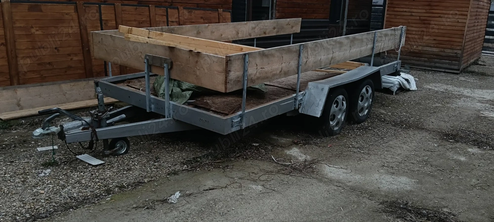 Vând remorca platforma