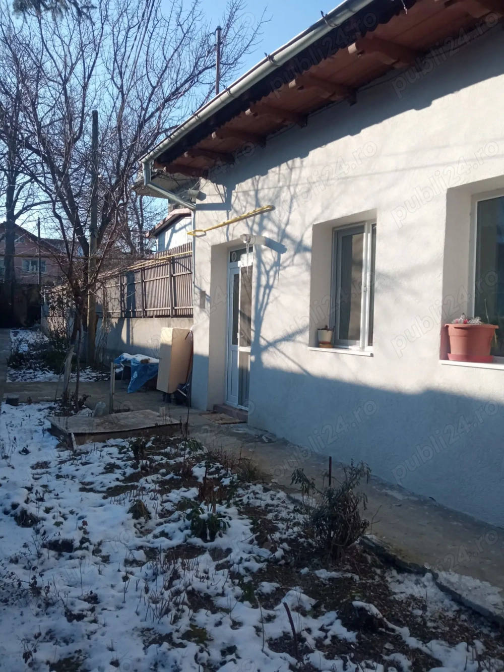 Casa,Centru ,curte (alee comuna)