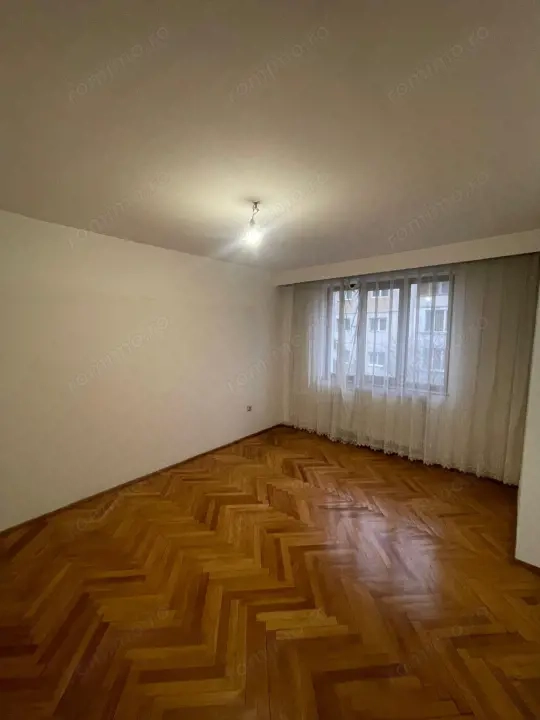 Apartament 4 camere, 100 mp utili, 2 băi, etaj 2 – zonă Centrală