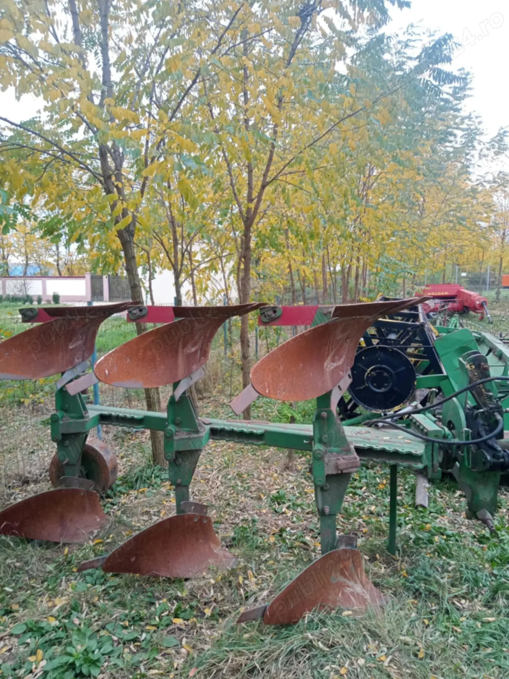 Vînd plug reversibil cu 3 cormane 