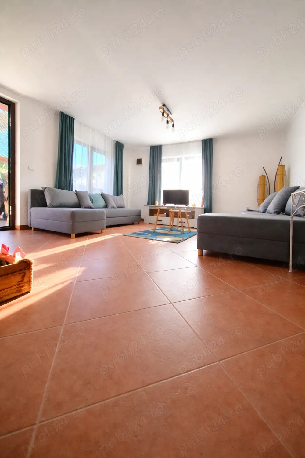 Proprietate completă gata de mutat: casă + 2 apartamente + piscină, curte 