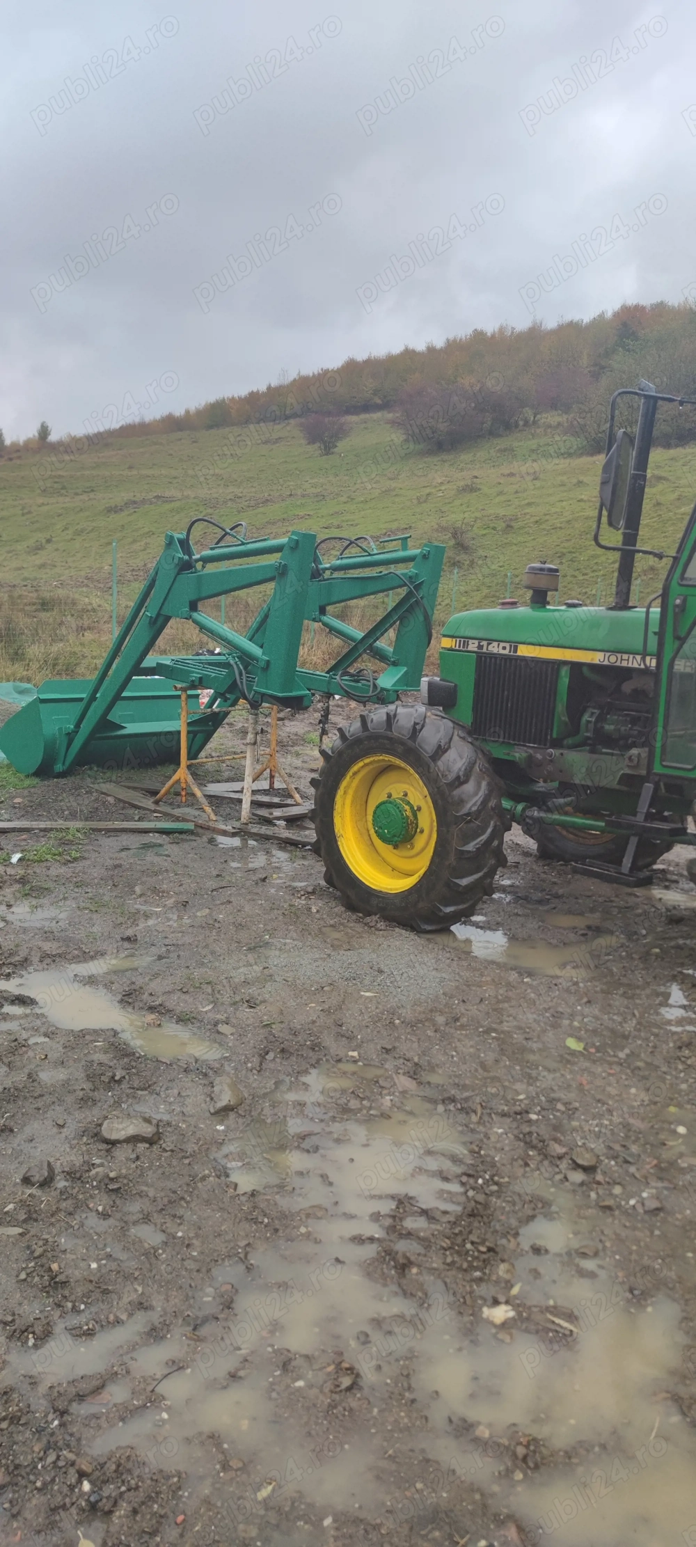 Tractor John Deere 4x4 cu incarcator 